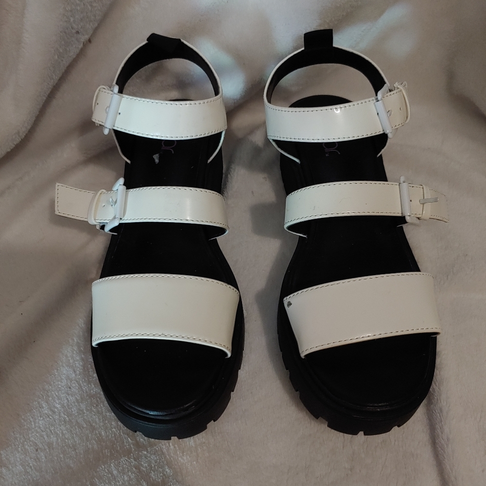Women's Sugar Women's Indigo Buckle Lug Sole Sandals White. Preowned